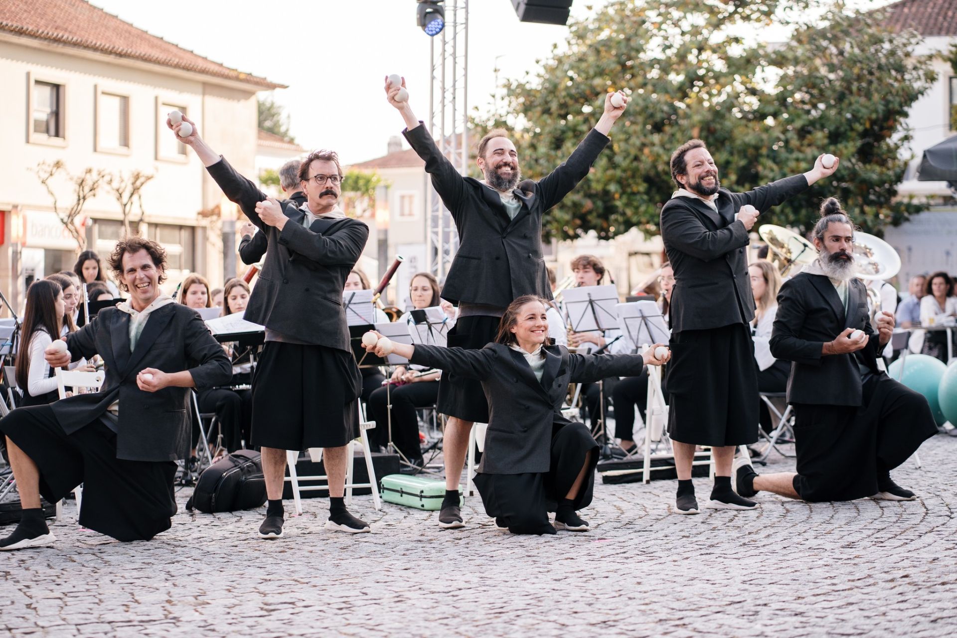 Teatro de Rua na cidade transformado num enorme palco aberto ao mundo
