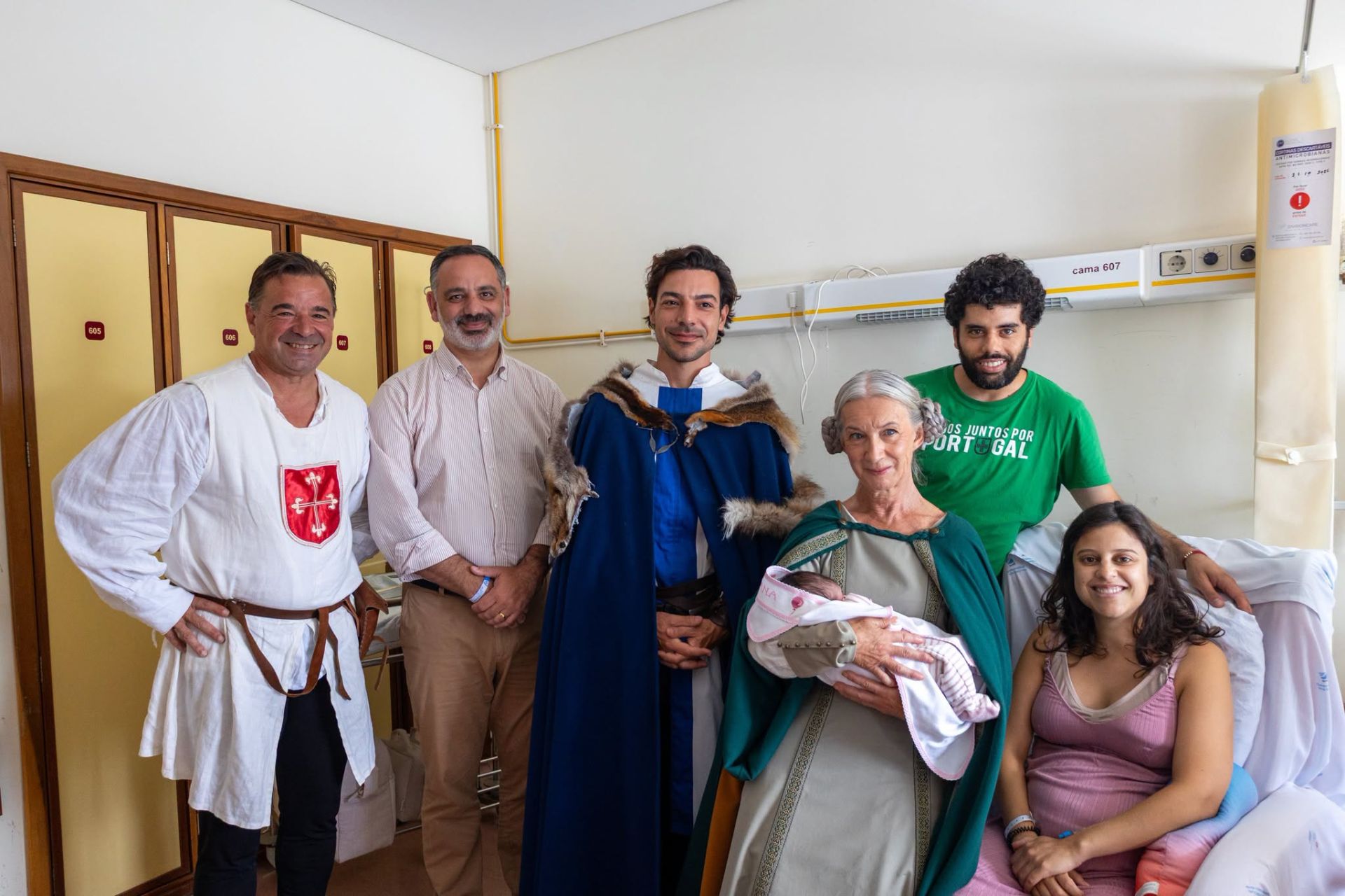 D. Teresa e Afonso Henriques dão as boas-vindas aos primeiros infantes nascidos no hospital da Feira